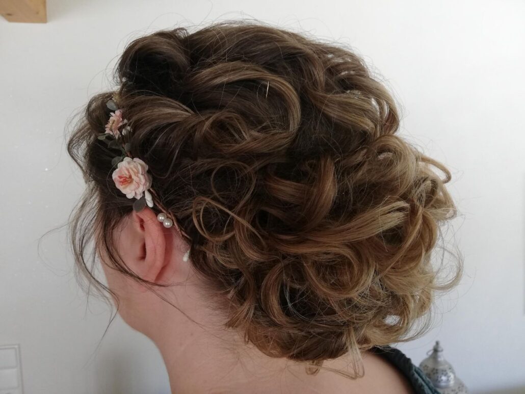 Hochsteckfrisur mit Blumenband
