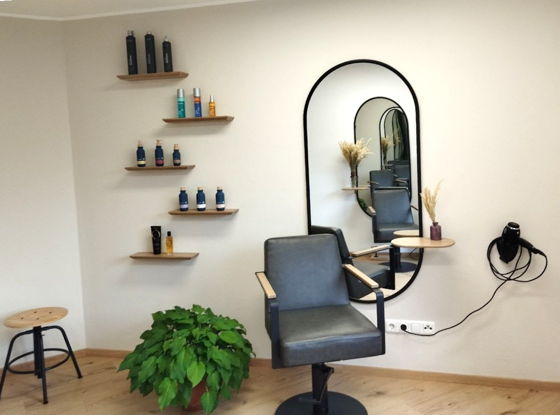 Blick in den Salon mit Frisierplatz und Spiegel